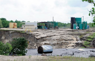 Illustration for article titled Earth Angry, Sends Sarlaccs to Eat Humanity in Giant Texas Sinkhole